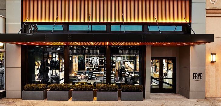 Global Brands Li&Fung se desprende del negocio norteamericano de licencias de Global Brands. El grupo, que gestiona las licencias de marcas como Under Armour y Juicy Couture, ultima la venta de esta unidad de negocio a Differential Brands Group. La operación, cuyo cierre está previsto para el tercer trimestre del año una vez aprobada por los accionistas, tiene un importe de 1.380 millones de dólares (1.199 millones de euros). En la compraventa participará también Jason Rabin, hasta ahora presidente de Global Brands en Norteamérica, que inyectará capital junto con otros miembros del equipo directivo y liderará la integración. El negocio de licencias de Global Brands en Norteamérica incluye la actividad con marcas como Disney, Star Wars, Calvin Klein, Under Armour, Tommy Hilfiger, BCBG, Joe’s, Buffalo David Bitton, Frye, Michael Kors, Cole Haan y Kenneth Cole. Se estima que su valor supera los 2.300 millones de dólares (1.969,8 millones de euros). Differential, fundada en 1987 en California, es propietaria de la marca de calzado Swims y las firmas de moda Hudson Los Angeles y Robert Graham. La compañía distribuye las colecciones tanto en el canal multimarca como a través de tiendas monomarca. En el último ejercicio fiscal (cerrado el pasado 31 de diciembre), la empresa facturó 149,3 millones de dólares (127,8 millones de euros) y redujo sus pérdidas hasta 2,45 millones de dólares (2,09 millones de euros). El negocio norteamericano de Global Brands supera los 2.300 millones de dólares (1.969,8 millones de euros) en ventas anuales En relación a la operación, Bruce Rockowitz, consejero delegado de Global Brands, ha señalado que “hemos conducido una revisión estratégica del grupo y determinado cual es la mejor forma de dar más valor a los accionistas”. “La conclusión fue que desinvirtiendo una porción del negocio con un alto valor era la mejor manera de seguir adelante, dado que esto nos permitirá mejorar el balance”, ha añadido. Tras el cierre de la venta, Global Brands perderá gran parte de su tamaño actual. El grupo mantendrá su negocio de marcas en propiedad, tales como Frye y Spyder. En junio de 2017, la compañía y Marquee Brands rescataron de los juzgados a BCBG, comprando el inventario y parte de los activos por 23 millones de dólares (20,5 millones de euros). La propiedad intelectual quedó en manos de Marquee Brands. Li&Fung, dueño de Global Brands y que cotiza en la bolsa de Hong Kong, ha llevado a cabo una fuerte estrategia de desinversión en moda y textil en los últimos meses. A mediados del pasado diciembre, Li&Fung vendió por 1.100 millones de dólares su división de sourcing específica para suéters, mobiliario y belleza. En 2016, el grupo vendió por 350 millones de dólares su unidad de distribución en Asia.